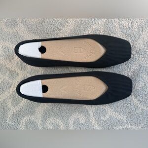 Vivaia Margot - size 11. Never worn, new in box